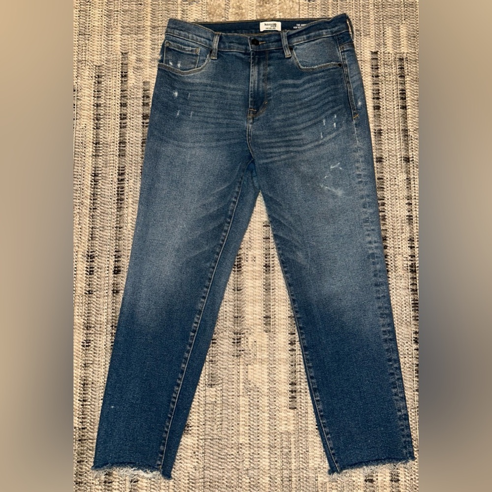 Kensie High Rise Straight Leg Ankle stretch jeans. Size 8
